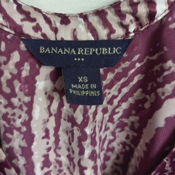 Very pretty, flattering, flutter sleeve, satin feel top. - Picture 3 of 4